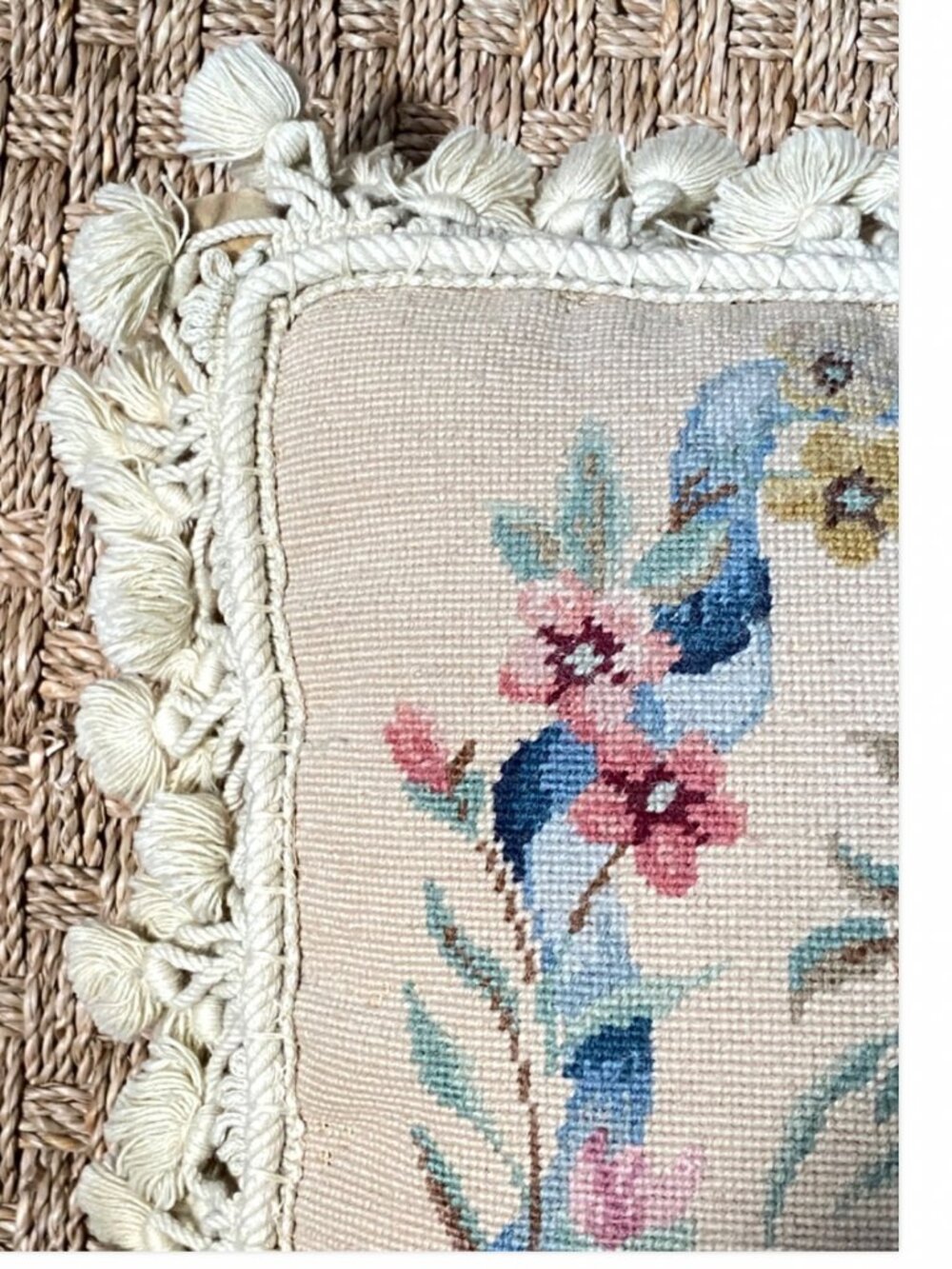 100% Wool Velvet Zip Tapestry Floral Tassel Pillow Size 13.5' x 13.6" - Picture 4 of 10